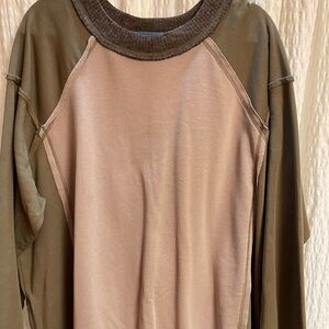 BKE Two-Tone Sweatshirt in Olive and Beige
